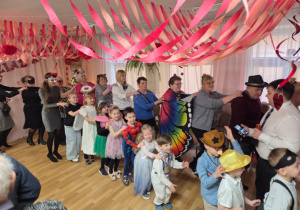 Nasi goście tańczą tworząc "pociąg".