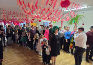 Popularny "Pociąg" w wykonaniu wszystkich uczestników balu.