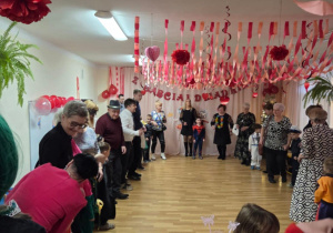 Wspólne tańce na sali balowej.