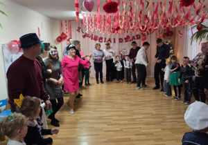 Wspólne tańce na sali balowej.