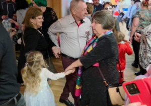 Wspólne tańce na sali balowej.