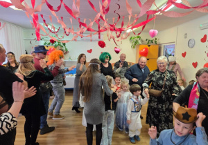 Wspólne tańce na sali balowej.