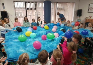 Wesołe zabawy z Panem poetą i balonami na chustą animacyjną..
