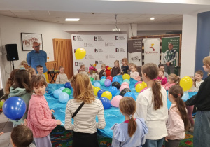 Wesołe zabawy z Panem poetą i balonami na chustą animacyjną.