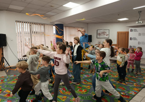 Zabawy z "Kometami" zrobionymi przez dzieci.