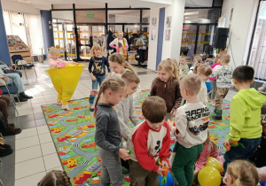 Zabawy w "łapanie" balonów.