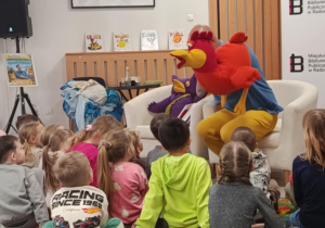 Pan Pisarz czyta dzieciom fragmenty swojej książki.