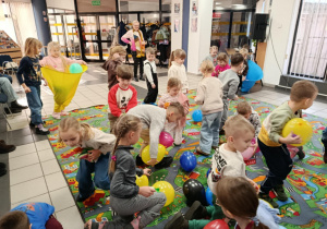 Zabawy w "łapanie balonów".