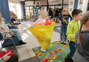 Zabawy w "łapanie balonów".