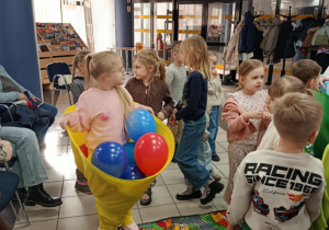 Zabawy w "łapanie balonów".