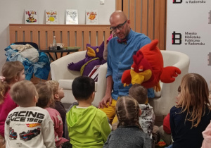 Pan Pisarz czyta dzieciom fragmenty swojej książki.