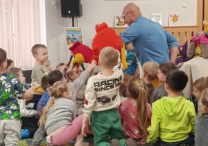 Pan Pisarz czyta dzieciom fragmenty swojej książki.