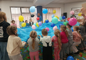 Wesołe zabawy z Panem poetą i balonami na chustą animacyjną.