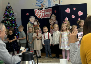 Maluszki występują dla swoich dziadków.