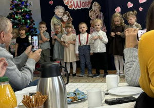 Maluszki występują dla swoich dziadków.