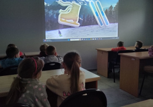 Oglądamy film edukacyjny.