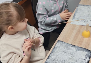 Wykonujemy prace plastyczną.