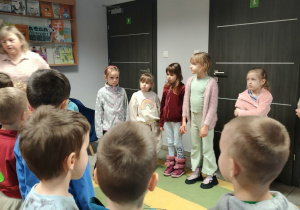 Bawimy się na dywanie z panią Anetą.