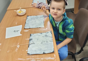 Wykonujemy prace plastyczną.