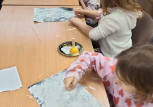 Wykonujemy prace plastyczną.