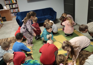 Bawimy się na dywanie z panią Anetą.