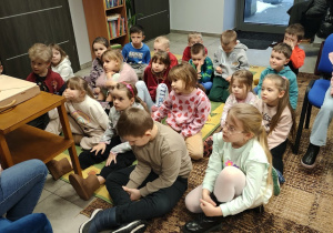 Bawimy się na dywanie z panią Anetą.