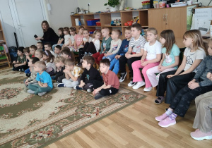 Dzieci z zaangażowaniem słuchają referatu przedstawicielki PGK-u.