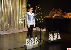 Oliwier recytuje swój wierszyk.