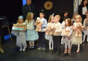 Oliwier w grupie wszystkich nagrodzonych uczestników.