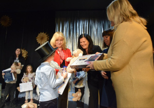 Oliwier odbiera swoja nagrodę specjalną.