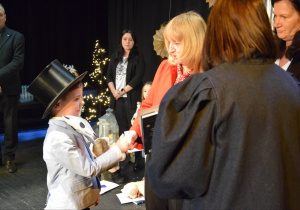 Oliwier odbiera swoja nagrodę specjalną.