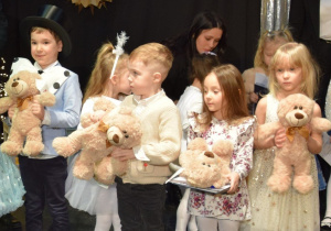 Oliwier wśród grona uczestników konkursu.