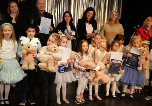 Oliwier wśród grona uczestników konkursu.