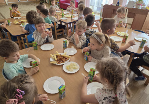 Poczęstunek przy stoliczkach w grupie Jagódki.