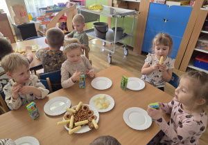 Poczęstunek przy stoliczkach w grupie Jagódki.