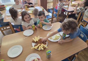 Poczęstunek przy stoliczkach w grupie Jagódki.