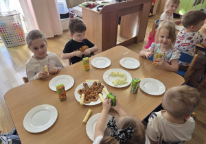 Poczęstunek przy stoliczkach w grupie Jagódki.