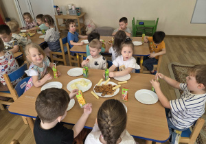 Poczęstunek przy stoliczkach w grupie Jagódki.