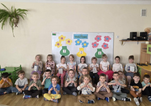 Grupa Jagódek pozuje do wspólnego zdjęcia.