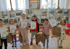 Wszyscy uczestnicy konkursu pozują do wspólnej fotografii.