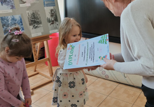 Michasia otrzymuje dyplom i nagrodę.