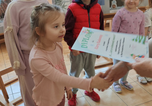 Klara otrzymuje dyplom i nagrodę.