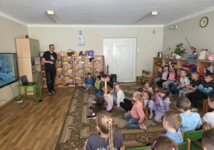 Pan ornitolog opowiada dzieciom ciekawostki o ptakach.