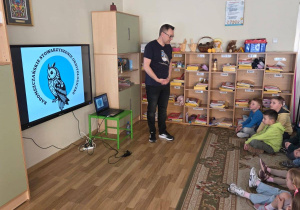 Pan ornitolog opowiada dzieciom ciekawostki o ptakach.