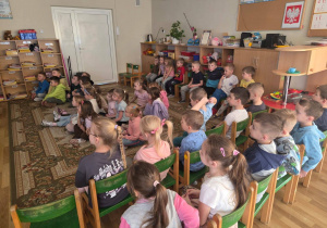 Pan ornitolog opowiada dzieciom ciekawostki o ptakach.