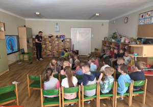 Pan ornitolog opowiada dzieciom ciekawostki o ptakach.