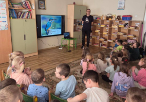 Pan ornitolog opowiada dzieciom ciekawostki o ptakach.