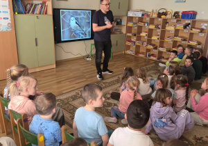 Pan ornitolog opowiada dzieciom ciekawostki o ptakach.