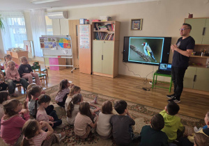 Pan ornitolog opowiada dzieciom ciekawostki o ptakach.