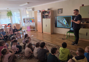 Pan ornitolog opowiada dzieciom ciekawostki o ptakach.